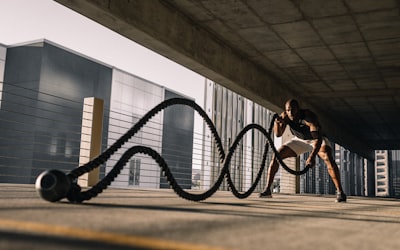 足球运动员在训练中交流战术的画面